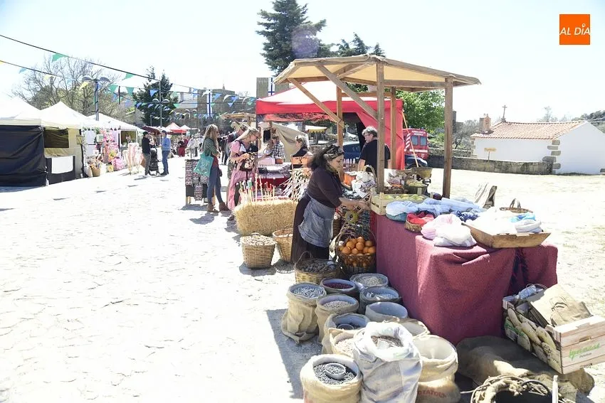 Foto 3 - Cientos de personas de los dos lados de la Raya disfrutan de la Feria Medieval de Castelo Mendo