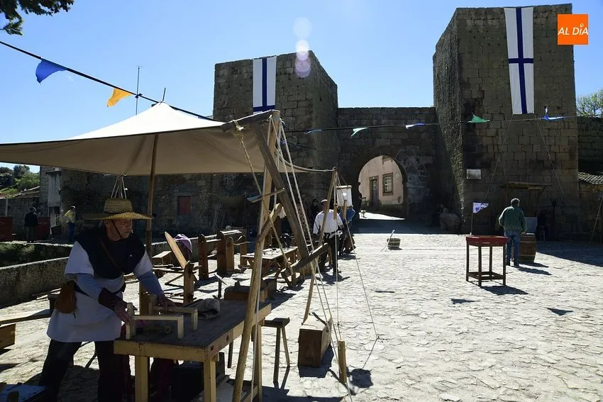 Foto 13 - Cientos de personas de los dos lados de la Raya disfrutan de la Feria Medieval de Castelo Mendo