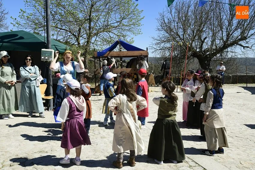 Foto 4 - Cientos de personas de los dos lados de la Raya disfrutan de la Feria Medieval de Castelo Mendo