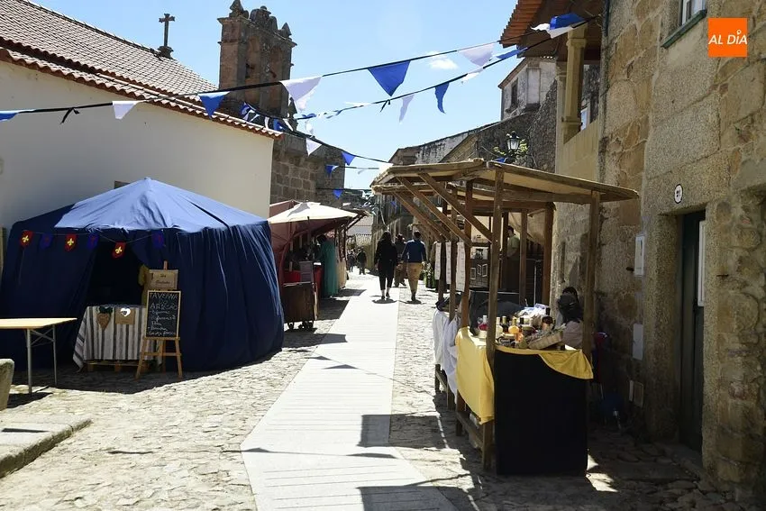 Foto 5 - Cientos de personas de los dos lados de la Raya disfrutan de la Feria Medieval de Castelo Mendo