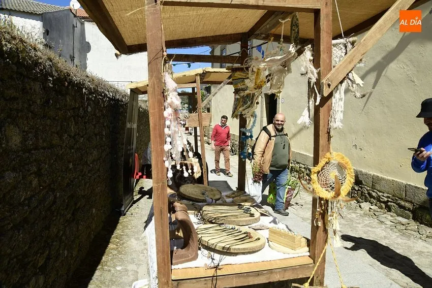 Foto 6 - Cientos de personas de los dos lados de la Raya disfrutan de la Feria Medieval de Castelo Mendo