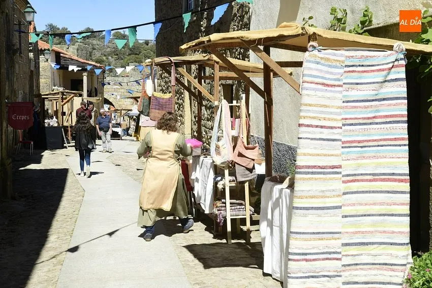 Foto 7 - Cientos de personas de los dos lados de la Raya disfrutan de la Feria Medieval de Castelo Mendo