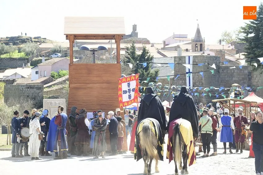 Foto 2 - Cientos de personas de los dos lados de la Raya disfrutan de la Feria Medieval de Castelo Mendo