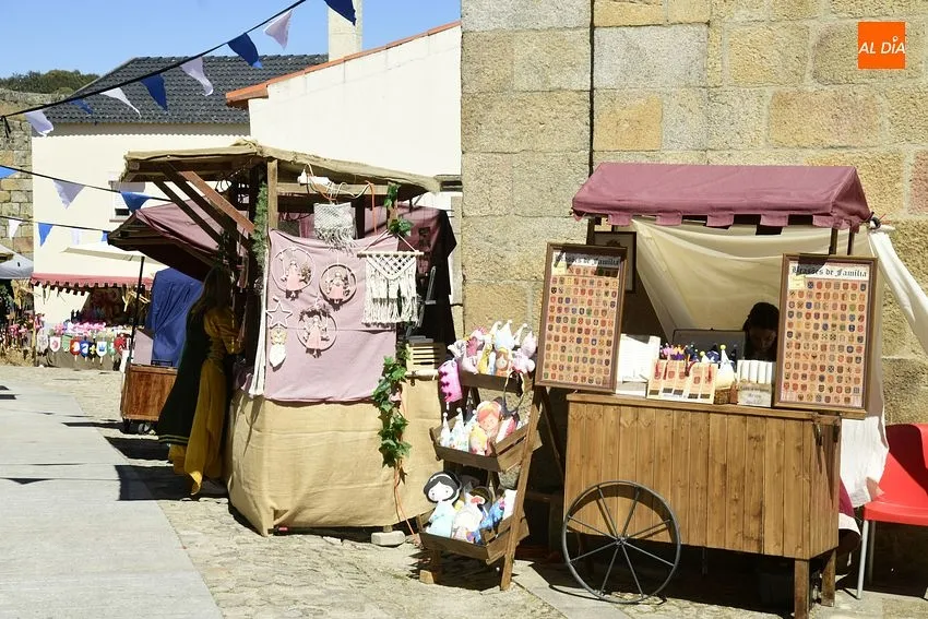 Foto 8 - Cientos de personas de los dos lados de la Raya disfrutan de la Feria Medieval de Castelo Mendo