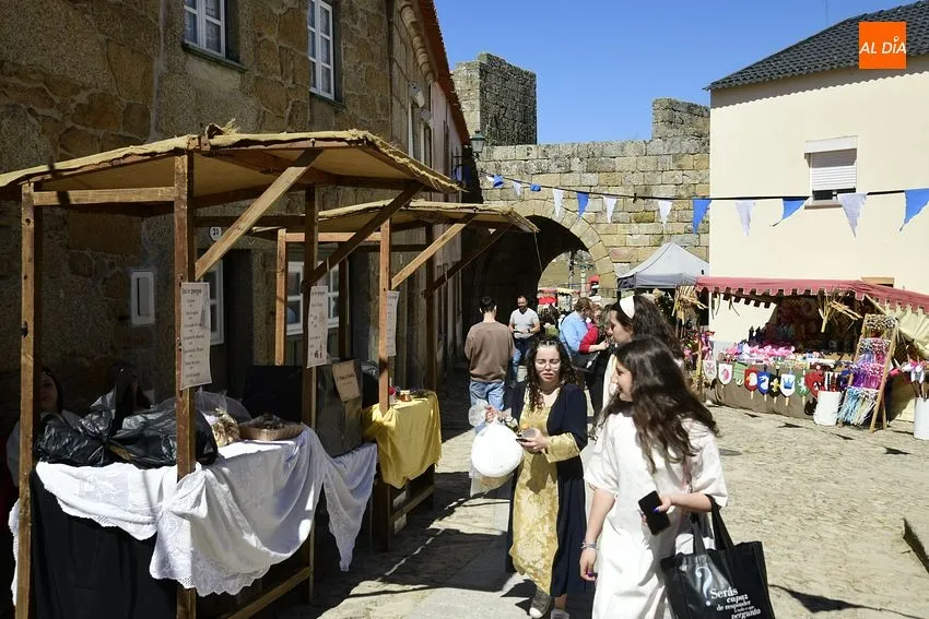 Foto 9 - Cientos de personas de los dos lados de la Raya disfrutan de la Feria Medieval de Castelo Mendo