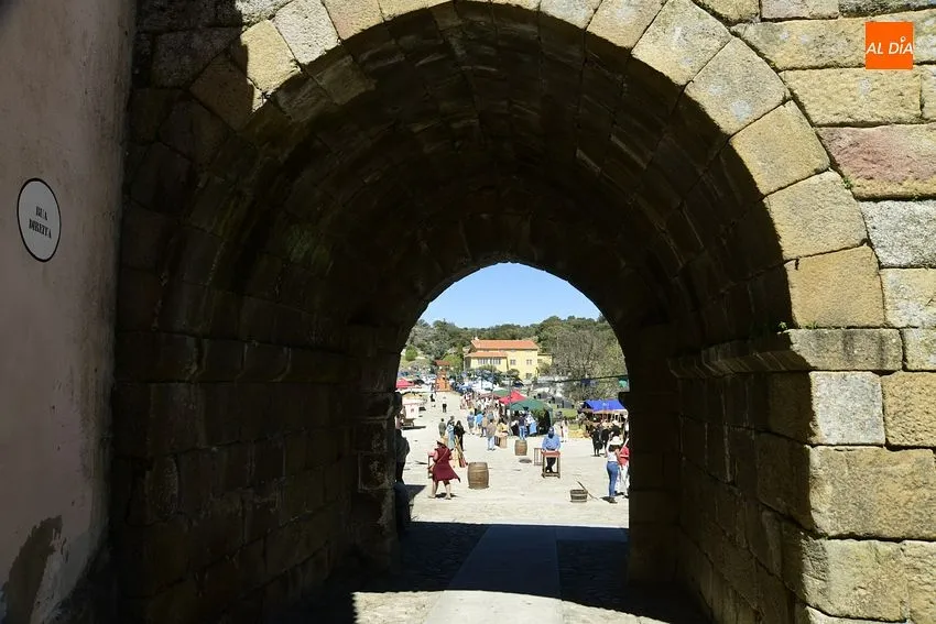 Foto 10 - Cientos de personas de los dos lados de la Raya disfrutan de la Feria Medieval de Castelo Mendo