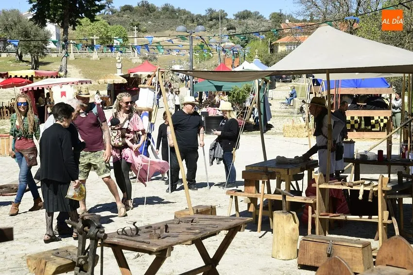 Foto 11 - Cientos de personas de los dos lados de la Raya disfrutan de la Feria Medieval de Castelo Mendo