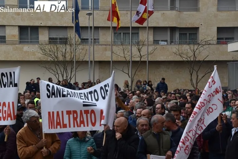Concentración y protestas de ganaderos frente a la Delegación de la Junta | FOTOS: Vanesa Martins 