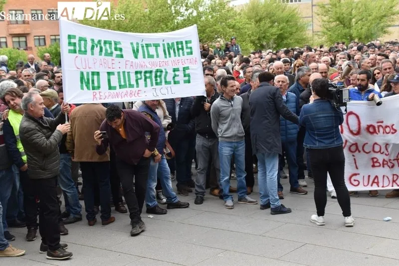 Concentración y protestas de ganaderos frente a la Delegación de la Junta | FOTOS: Vanesa Martins 