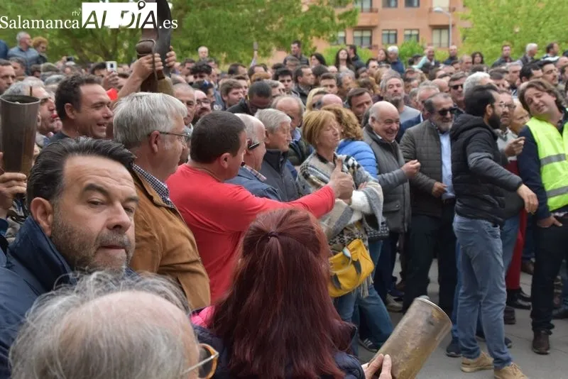 Concentración y protestas de ganaderos frente a la Delegación de la Junta | FOTOS: Vanesa Martins 