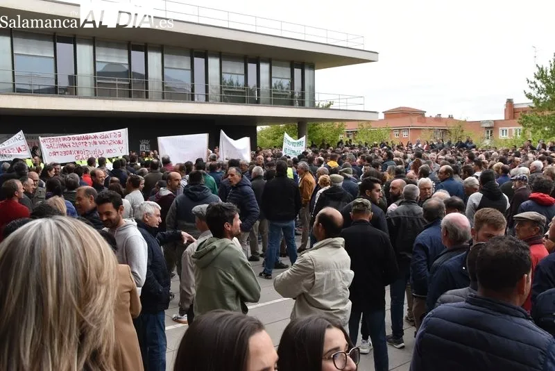 Concentración y protestas de ganaderos frente a la Delegación de la Junta | FOTOS: Vanesa Martins 
