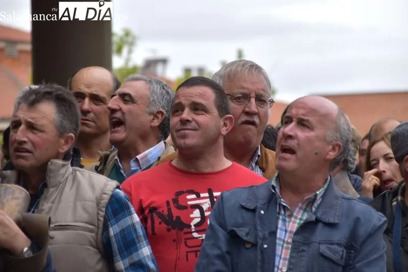 Concentración y protestas de ganaderos frente a la Delegación de la Junta | FOTOS: Vanesa Martins 