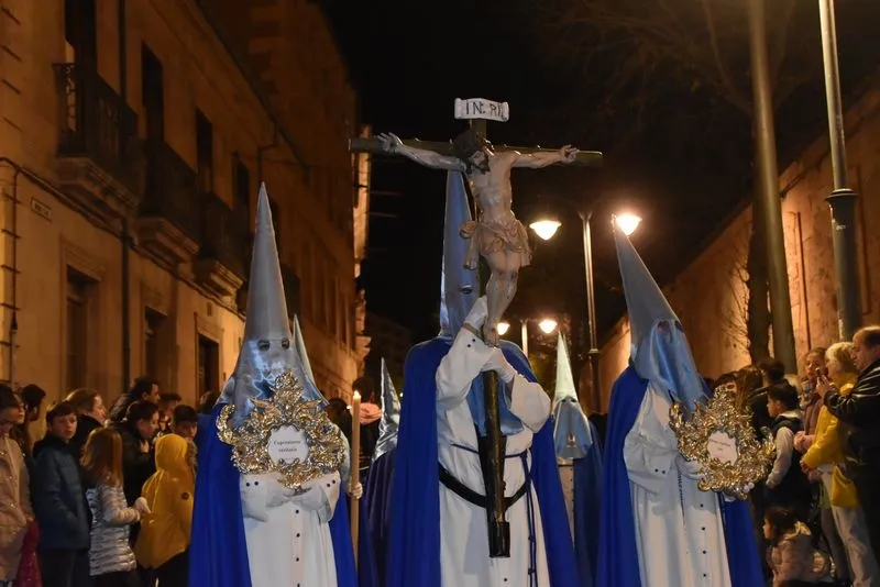 Foto 14 - Ilusionante desfile del Cristo de los Doctrinos y la Virgen de la Amargura por las calles salmantinas cuatro a&ntilde;os despu&eacute;s