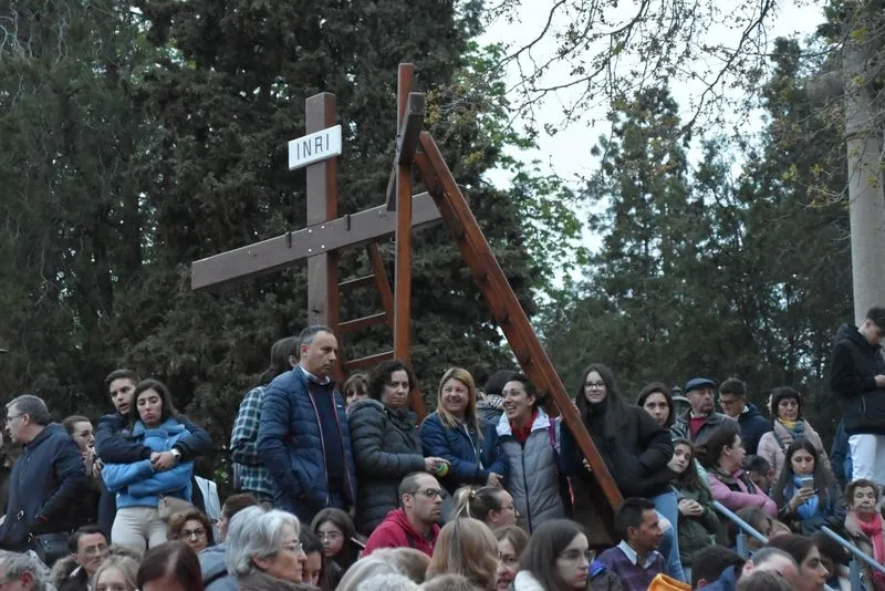 Foto 8 - Cientos de personas arropan al Cristo de los Doctrinos y la Virgen de la Amargura