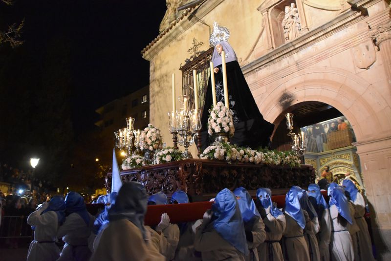 Ilusionante desfile del Cristo de los Doctrinos y la Virgen de la Amargura por las calles salmantinas cuatro años después