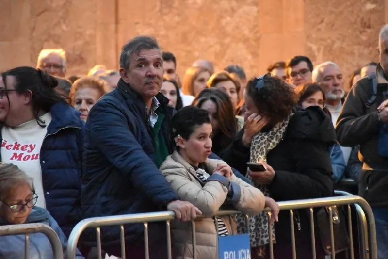 Foto 4 - Cientos de personas arropan al Cristo de los Doctrinos y la Virgen de la Amargura