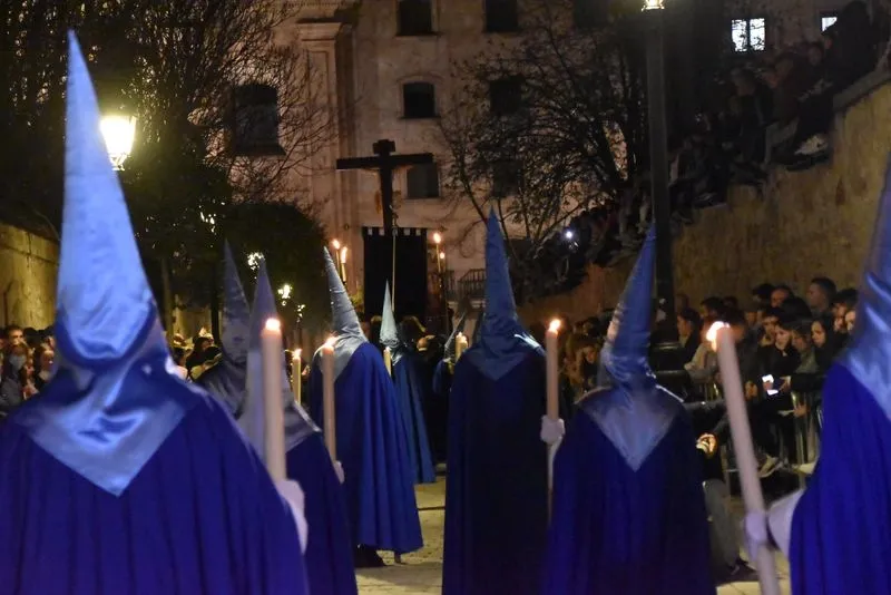 Foto 8 - Ilusionante desfile del Cristo de los Doctrinos y la Virgen de la Amargura por las calles salmantinas cuatro a&ntilde;os despu&eacute;s