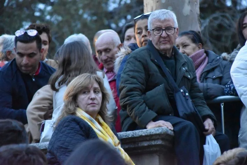Foto 2 - Cientos de personas arropan al Cristo de los Doctrinos y la Virgen de la Amargura