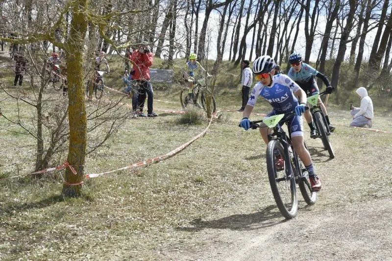 Corredores de Salamanca es Ciclismo en esta prueba de la Copa de escuelas BTT de Castilla y León, en Modubar de la Emparedada (Burgos)