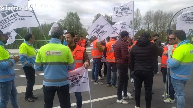 Concentración de este viernes realizada por profesionales del transporte sanitario de Salamanca