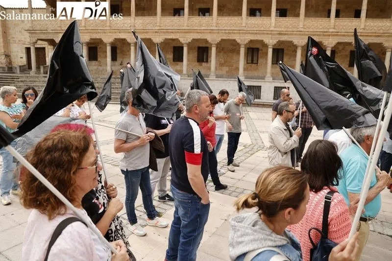 Concentración de CCOO y UGT en la plaza de San Román por el Día Mundial de la Seguridad y la Salud en el Trabajo
