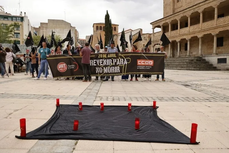 Concentración de CCOO y UGT en la plaza de San Román por el Día Mundial de la Seguridad y la Salud en el Trabajo