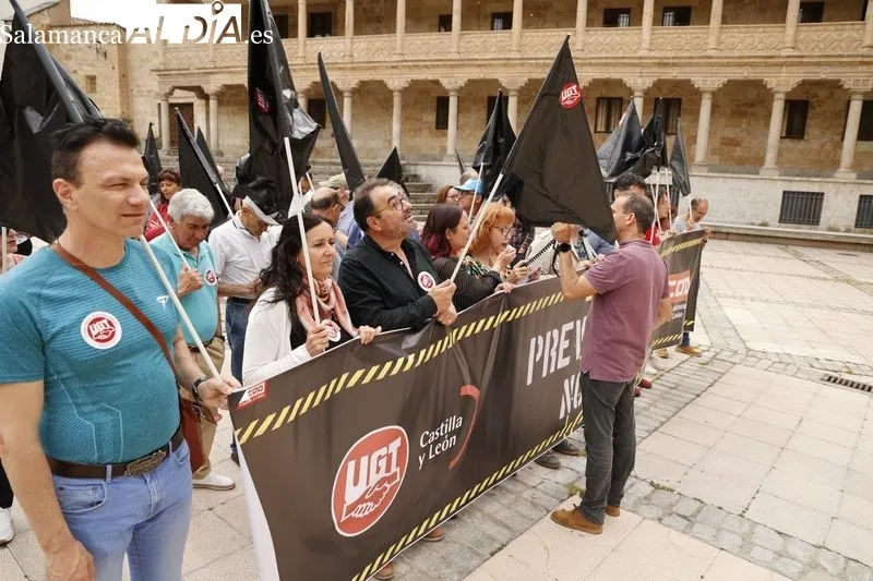 Concentración de CCOO y UGT en la plaza de San Román por el Día Mundial de la Seguridad y la Salud en el Trabajo