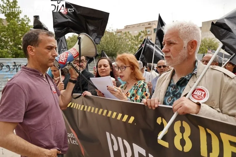 Concentración de CCOO y UGT en la plaza de San Román por el Día Mundial de la Seguridad y la Salud en el Trabajo