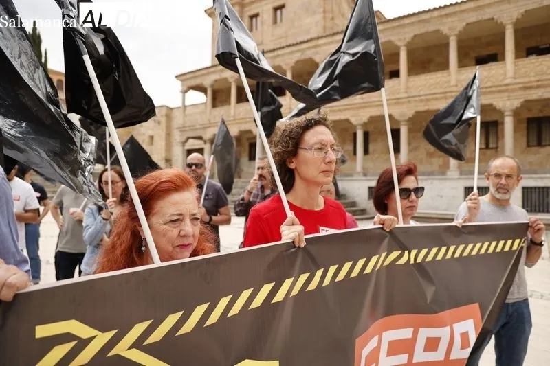 Concentración de CCOO y UGT en la plaza de San Román por el Día Mundial de la Seguridad y la Salud en el Trabajo