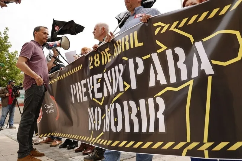 Concentración de CCOO y UGT en la plaza de San Román por el Día Mundial de la Seguridad y la Salud en el Trabajo