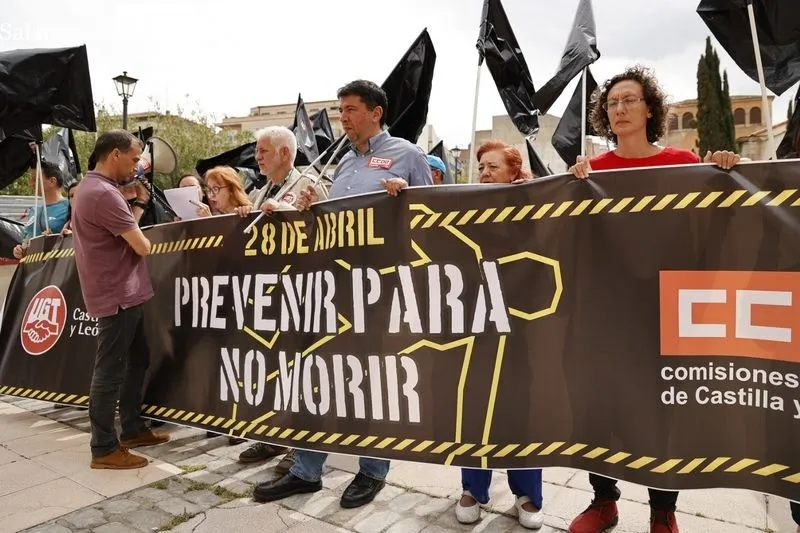 Concentración de CCOO y UGT en la plaza de San Román por el Día Mundial de la Seguridad y la Salud en el Trabajo