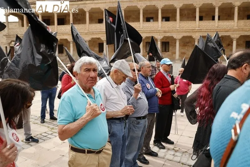 Concentración de CCOO y UGT en la plaza de San Román por el Día Mundial de la Seguridad y la Salud en el Trabajo