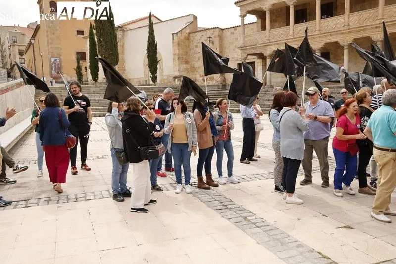 Concentración de CCOO y UGT en la plaza de San Román por el Día Mundial de la Seguridad y la Salud en el Trabajo