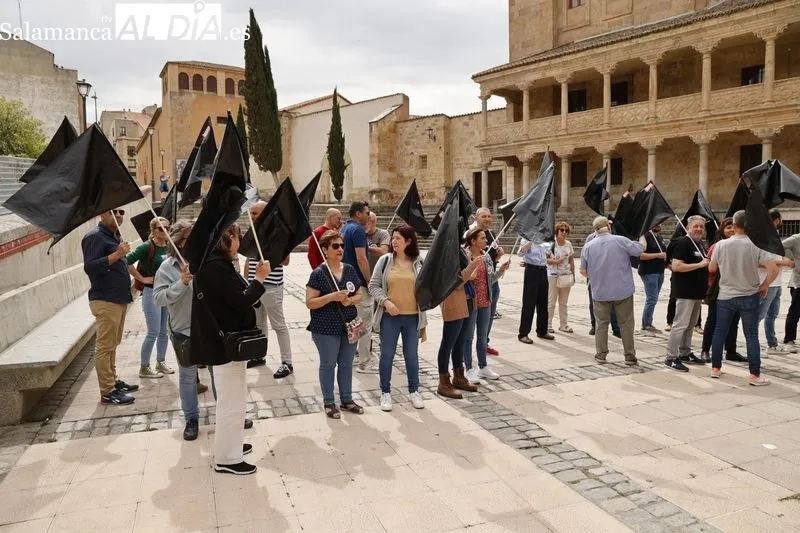 Concentración de CCOO y UGT en la plaza de San Román por el Día Mundial de la Seguridad y la Salud en el Trabajo