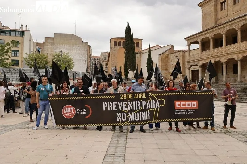 Concentración de CCOO y UGT en la plaza de San Román por el Día Mundial de la Seguridad y la Salud en el Trabajo