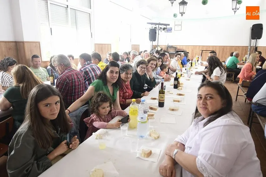 Foto 5 - Ivanrey degusta paella en el marco de sus fiestas patronales