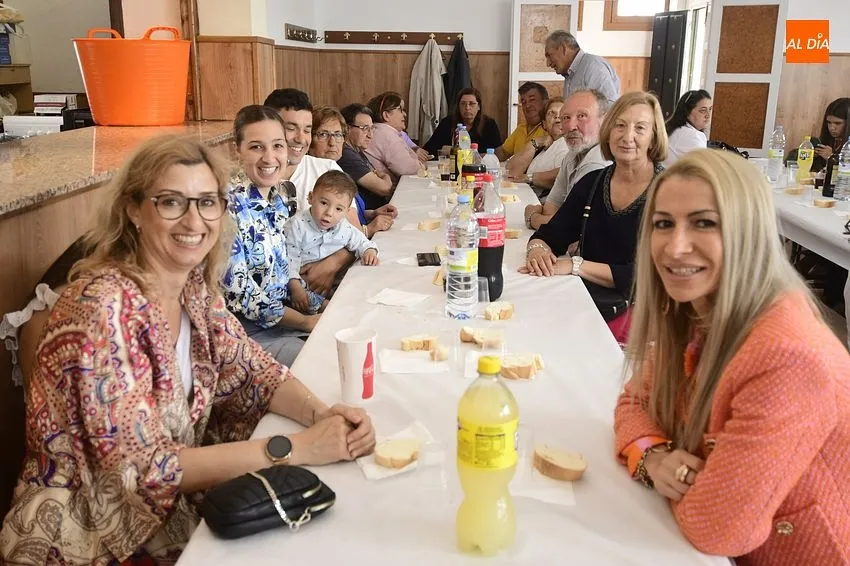 Foto 3 - Ivanrey degusta paella en el marco de sus fiestas patronales
