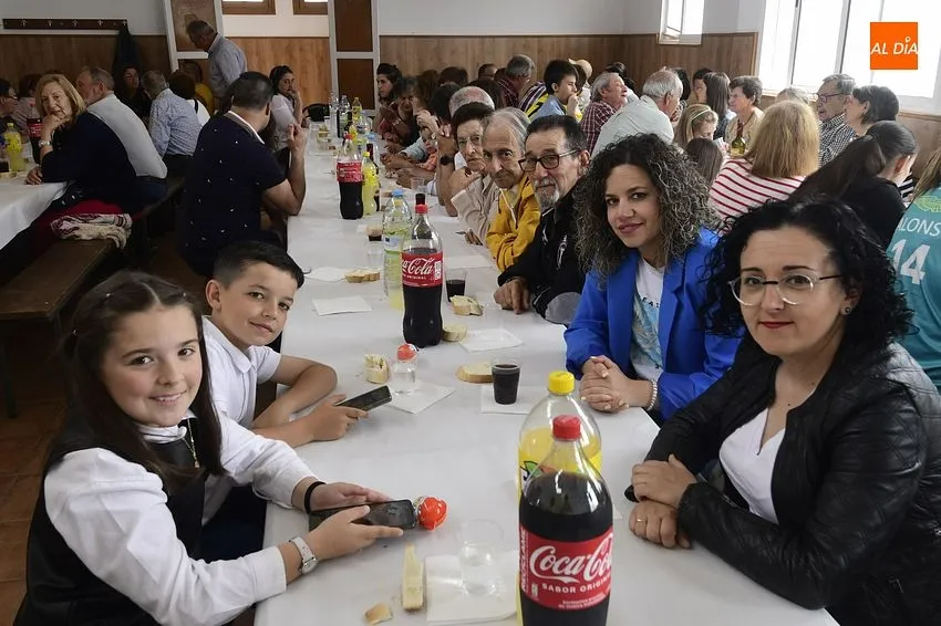 Foto 10 - Ivanrey degusta paella en el marco de sus fiestas patronales