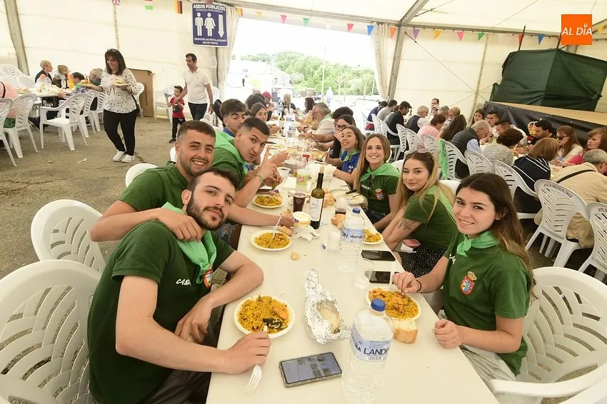 Foto 11 - Vecinos y forasteros de Saelices dan buena cuenta de tres enormes paellas