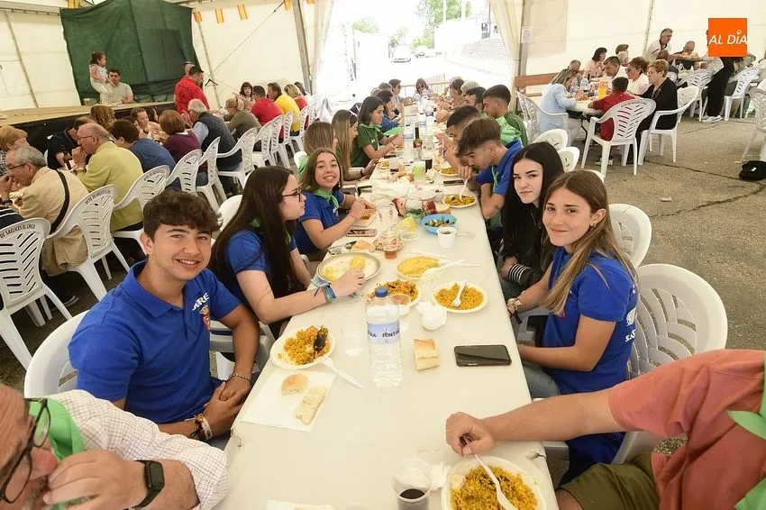 Foto 10 - Vecinos y forasteros de Saelices dan buena cuenta de tres enormes paellas