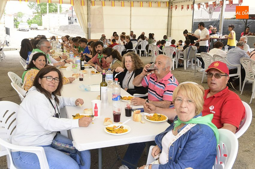 Vecinos y forasteros de Saelices dan buena cuenta de tres enormes paellas