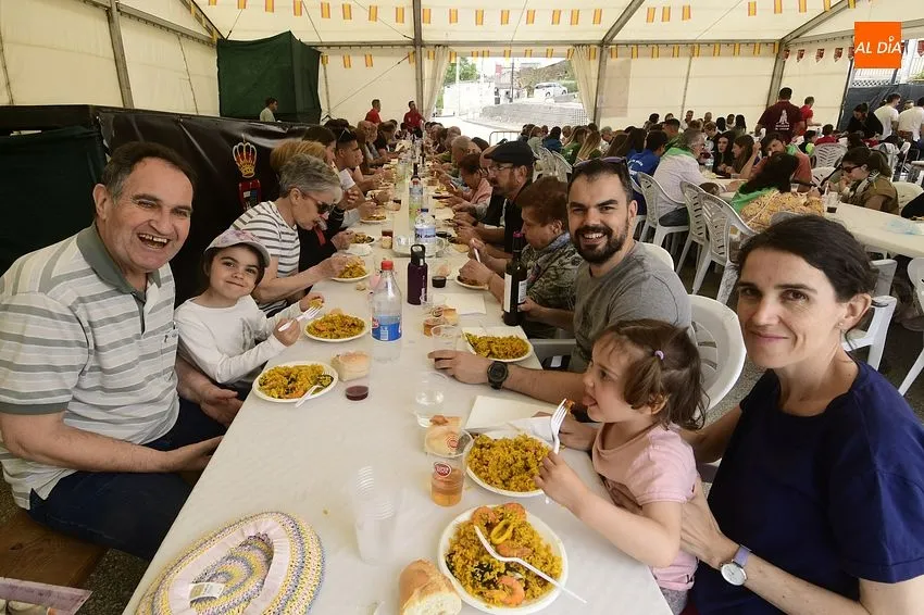 Foto 9 - Vecinos y forasteros de Saelices dan buena cuenta de tres enormes paellas