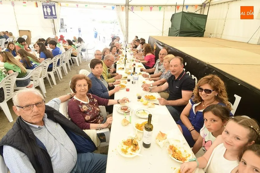 Foto 8 - Vecinos y forasteros de Saelices dan buena cuenta de tres enormes paellas
