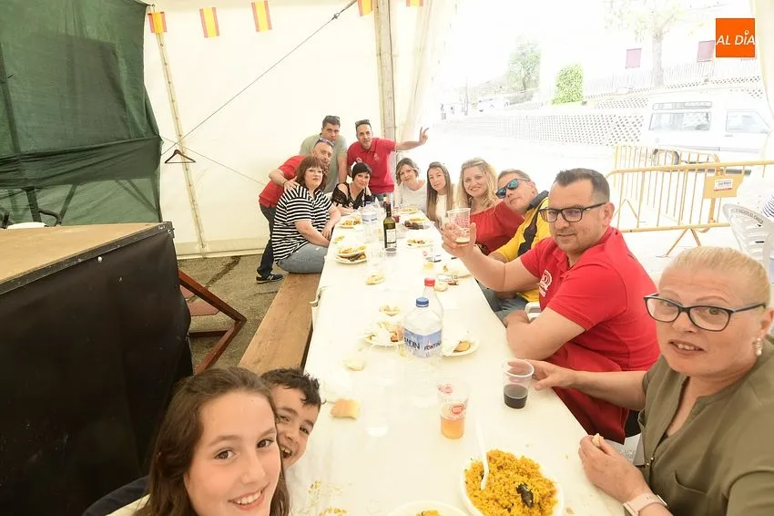 Foto 7 - Vecinos y forasteros de Saelices dan buena cuenta de tres enormes paellas