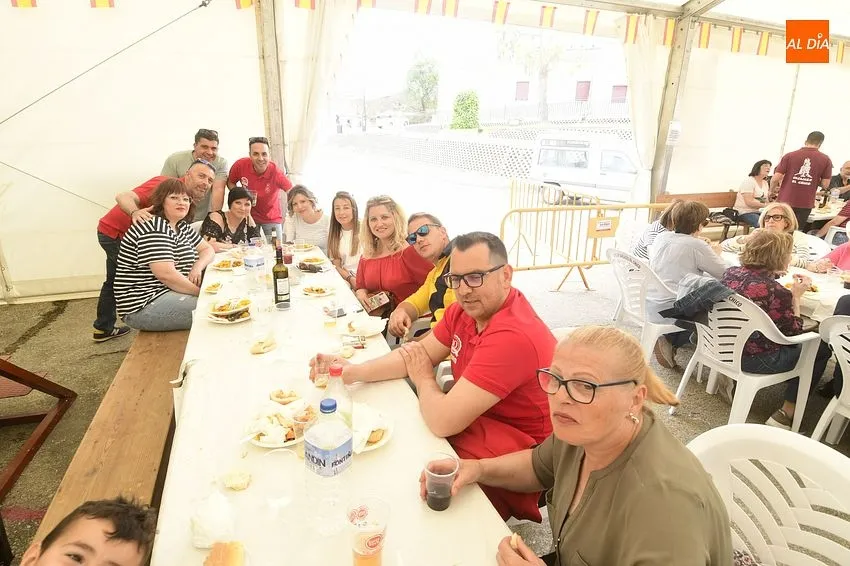 Foto 6 - Vecinos y forasteros de Saelices dan buena cuenta de tres enormes paellas