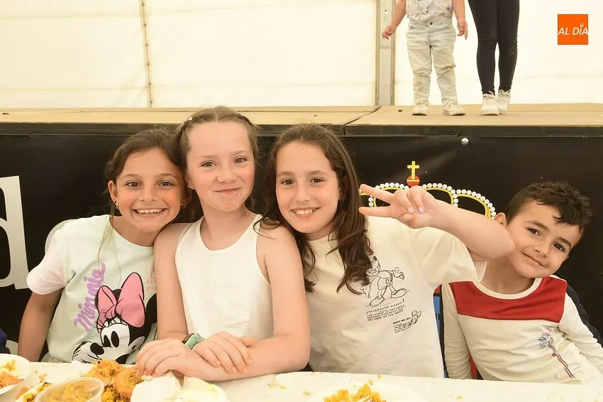 Foto 4 - Vecinos y forasteros de Saelices dan buena cuenta de tres enormes paellas