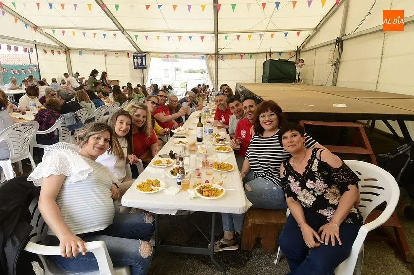 Foto 5 - Vecinos y forasteros de Saelices dan buena cuenta de tres enormes paellas