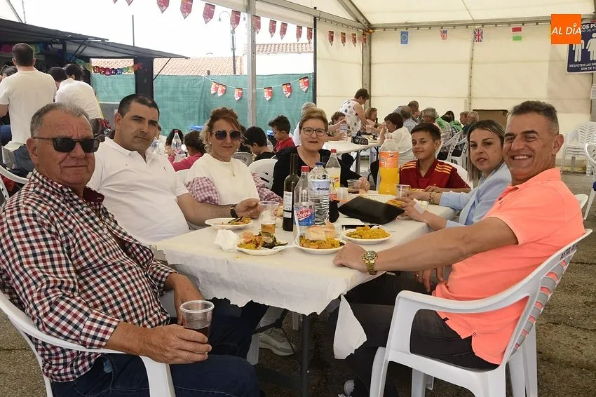 Foto 3 - Vecinos y forasteros de Saelices dan buena cuenta de tres enormes paellas