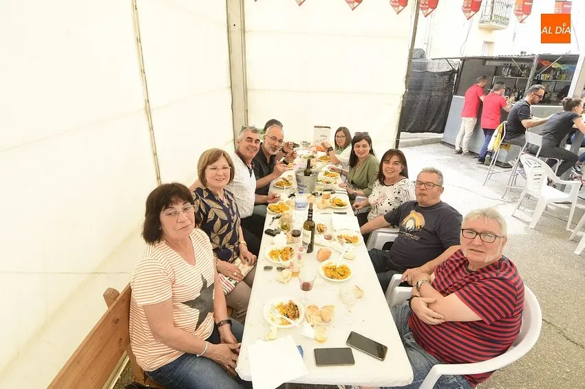 Foto 2 - Vecinos y forasteros de Saelices dan buena cuenta de tres enormes paellas