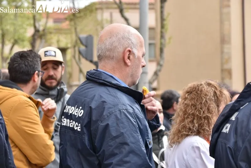 Manifestación en el paseo de San Vicente de profesionales del servicio de mantenimiento del Complejo Asistencial de Salamanca. Foto de Vanesa Martins